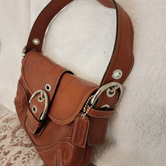 Stylish Coach brown leather purse with front pocket and silver metal clasps - Picture 3 of 4